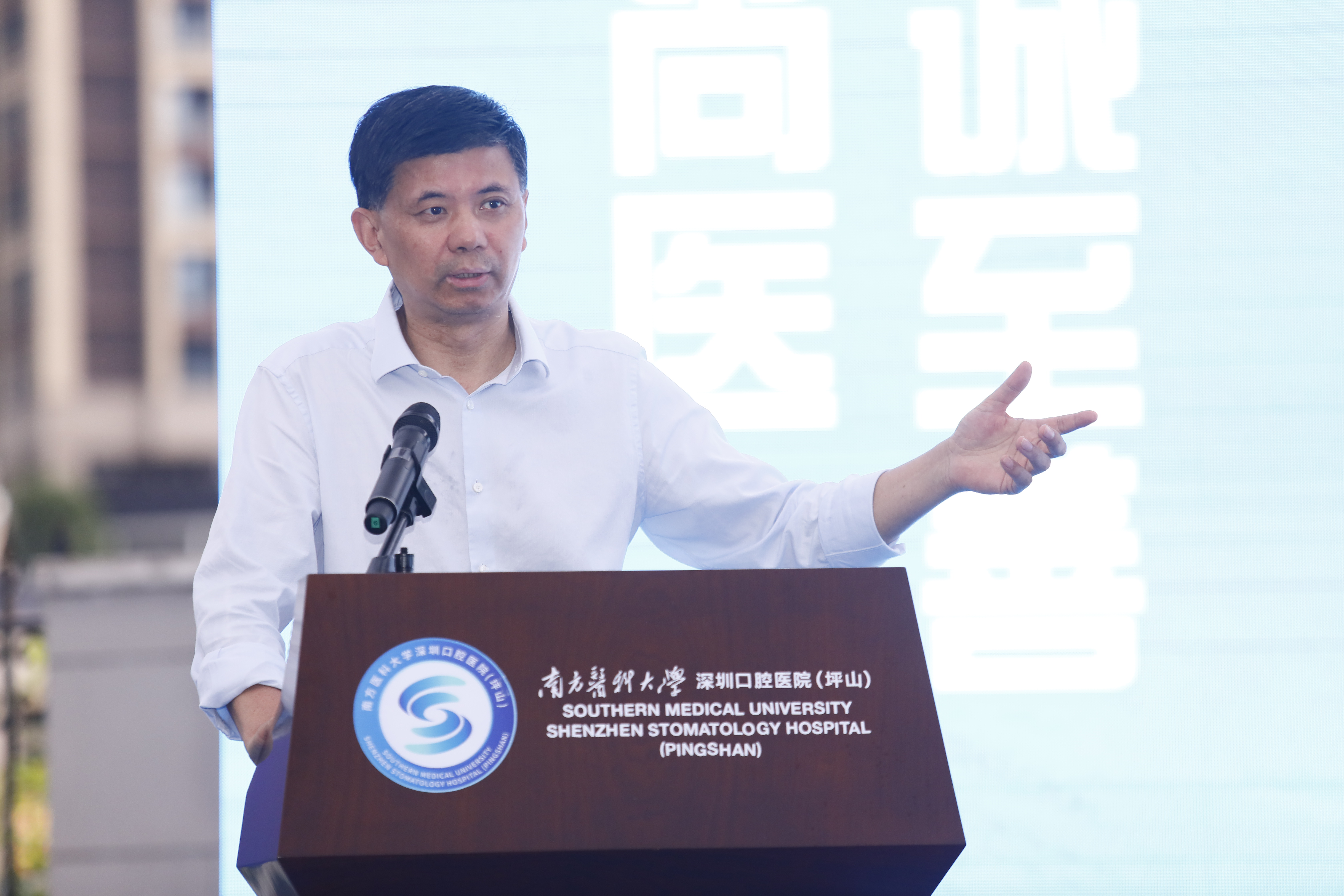 金巖教授.jpg